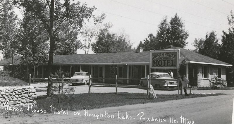 Ranch House Motel - Old Postcard (newer photo)